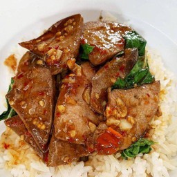 ผัดกะเพราตับหมูราดข้าว