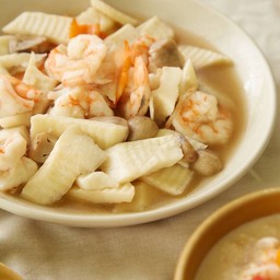 ยอดมะพร้าวผัดกุ้ง STIR FRIED COCONUT HEART WITH PRAWN