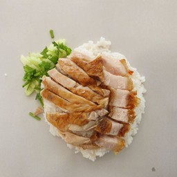 ข้าวหน้าไก่ปนหมูกรอบ