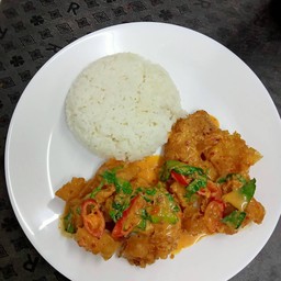 ข้าวปลาดอลลี่ทอดซอสพะแนง