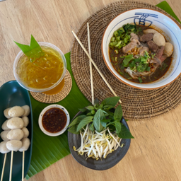 ก๋วยเตี๋ยวเรือ + ลูกชิ้นหมูย่าง 2ไม้ + เครื่องดื่ม + ขนมหวาน