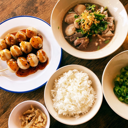 เกาเหลา + ข้าวเปล่า + ลูกชิ้นย่าง 2 ไม้ + เครื่องดื่ม