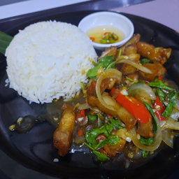 ข้าวราดกระเพราหมูสามชั้นทอด