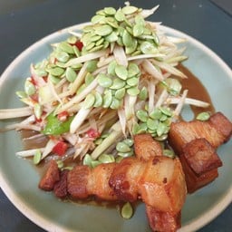 ตำลาวหมูกรอบ
