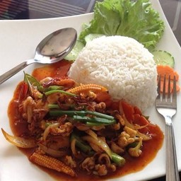 ข้าวผัดพริกเผา หมูกรอบ