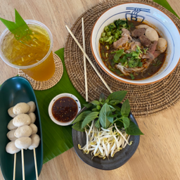 ก๋วยเตี๋ยวเรือ + ลูกชิ้นหมูย่าง 2 ไม้ + เครื่องดื่ม