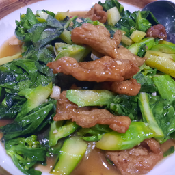 ผัดคะน้าหมูสามชั้นทอด Stir fried kale with pork belly