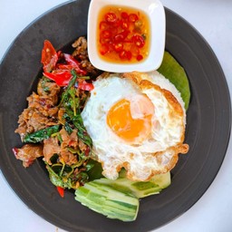 ข้าวกระเพราเนื้อพริกแห้งไข่ดาว