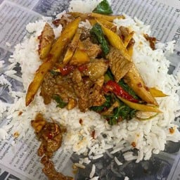 ข้าวกระเพราเนื้อใส่หน่อไม้