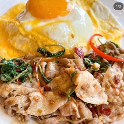 ข้่าวกะเพราหมูสามชั้นสไลด์ไข่เบิ้ล