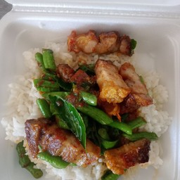 ผัดพริกแกงหมูกรอบราดข้าว