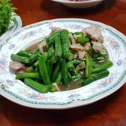 อกไก่ผัดถัวฝักยาว (ราดข้าว)