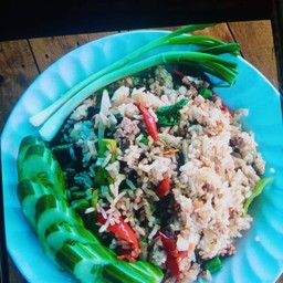 ข้าวคลุกกระเพราหมู