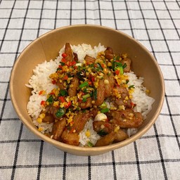 ข้าวหมูคั่วพริกเกลือ  ( พิเศษ )