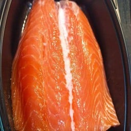 แซลมอนสด ส่วนหาง ติดหนัง 150g