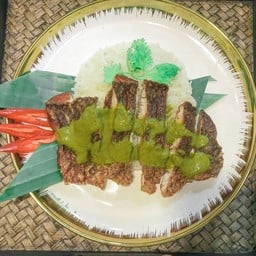 ข้าวปลาทอดซอสเขียวหวาน