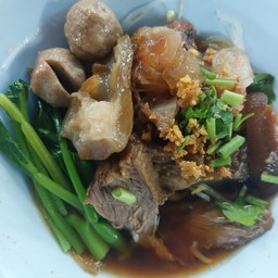 ก๋วยเตี๋ยวขาวัว