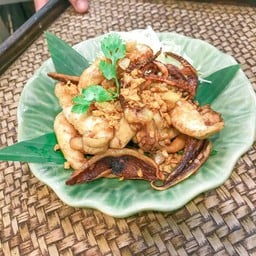 ปลาหมึกไข่ทอดกระเทียมพริกไท กับข้าว