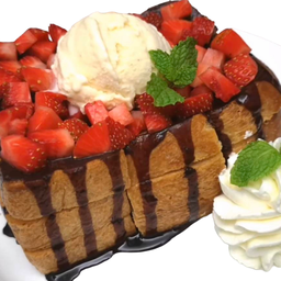 ช็อคโกแลตโทสต์ สตรอว์เบอร์รี่และไอศกรีม 2 ลูก