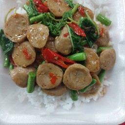 ข้าวกะเพราลูกชิ้นเนื้อ