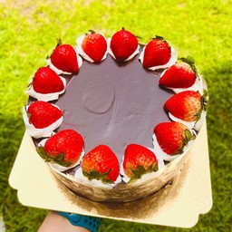 1 ปอนด์ เค้กช๊อคโกแลต หน้านิ่ม ตกแต่งสตรอว์เบอร์รี่