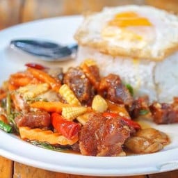 ข้าวผัดพริกแกงหมูกรอบ