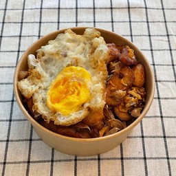 ข้าวอกไก่ทอดกระเทียมพริกไทย+ไข่ดาว ( พิเศษ )
