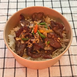 ข้าวหมูทอดกระเทียมพริกสด ( พิเศษ )