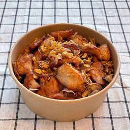 ข้าวอกไก่ทอดกระเทียมพริกไทย  ( พิเศษ )