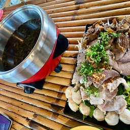 ร้านก๋วยเตี๋ยวเรือบ้านไผ่ พันเสด็จใน