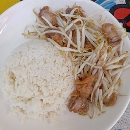 ผัดถั่วงอกหมูกรอบราดข้าว