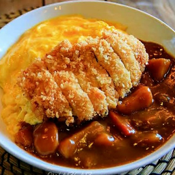ข้าวแกงกระหรี่ไก่ทอดไข่ข้น