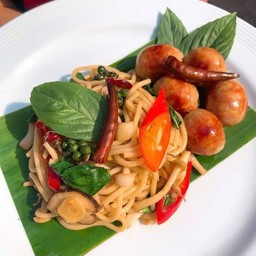 สปาเก็ตตี้ผัดพริกแห้งไส้กรอกอิสาน.