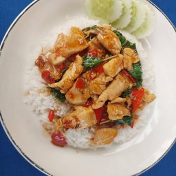 กระเพราไก่ราดข้าวฟรีไข่ดาว