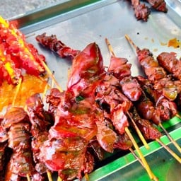 ตลาดโต้รุ่ง ไก่ย่าง ส้มตำครกแตกปลาแดกนัวร์ ลูกชาย(ซอยตรงข้ามเซเว่น)