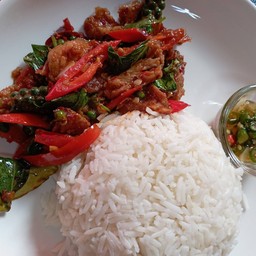 ผัดเผ็ดเนื้อราดข้าว