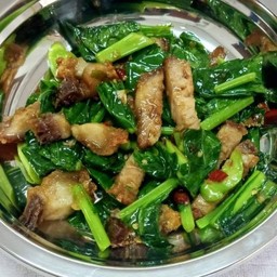 คะน้าหมูกรอบ  (กับข้าว)