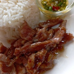 หมูผัดกระเทียมพริกไทยราดข้าว