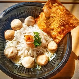 เส้นหมี่ลูกชิ้นน้ำใส