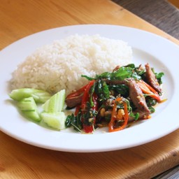 ข้าวราดกระเพราหมูแดดเดีนว