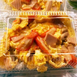 ข้าวไข่ขยี้ ไส้ปูอัด ไส้กรอกแฮม