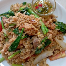 ข้าวผัดโบราณหมูชิ้นใส่ไข่