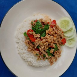 กระเพราหมูสับราดข้าวฟรีไข่ดาว
