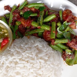 ผัดพริกแกงหมูชิ้นราดข้าว