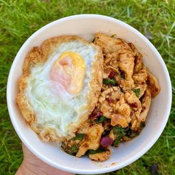 กะเพราพริกแห้งอกไก่+ข้าวหอมมะลิ