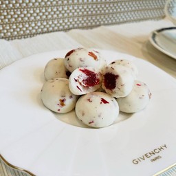 เนื้อนวลกุหลาบไส้สตอเบอรี่