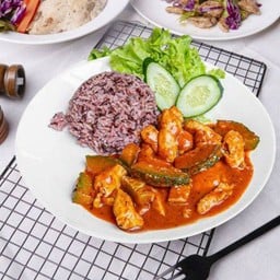 ข้าวสเต็กไก่ผัดพริกแกง 390 kcal