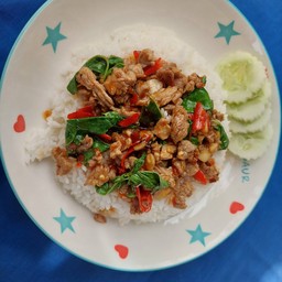 กระเพราเนื้อราดข้าวฟรีไข่ดาว