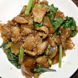เส้นใหญ่ผัดซีอิ้วหมู