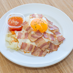 ข้าวเบคอนไข่กะทะ